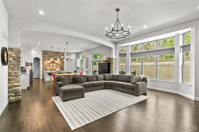 $769,900 | 377 Sturbridge Drive, St. Charles, MO 63303