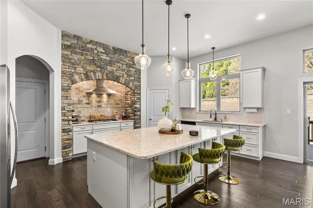 $769,900 | 377 Sturbridge Drive, St. Charles, MO 63303