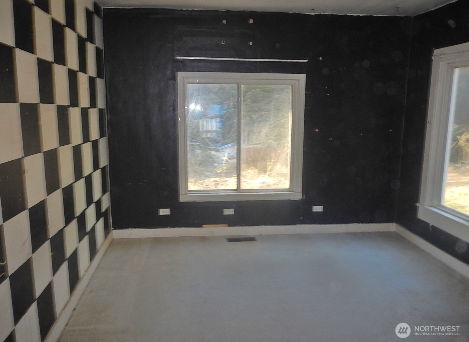 611 North Front Street Dayton, WA 99328 - Photo 11 of 32 a view of an empty room with a window