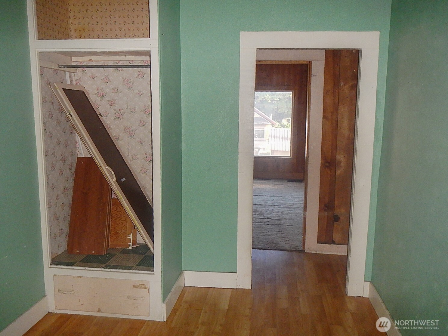 611 North Front Street Dayton, WA 99328 - Photo 14 of 32 a view of an entryway