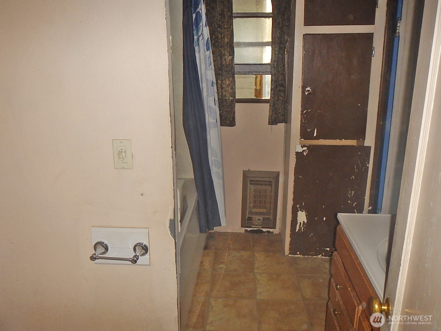 611 North Front Street Dayton, WA 99328 - Photo 15 of 32 a bathroom with a shower