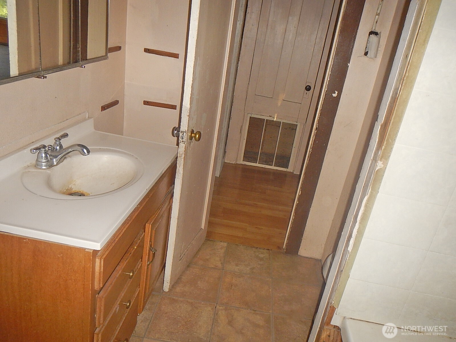 611 North Front Street Dayton, WA 99328 - Photo 17 of 32 a bathroom with a sink and a mirror