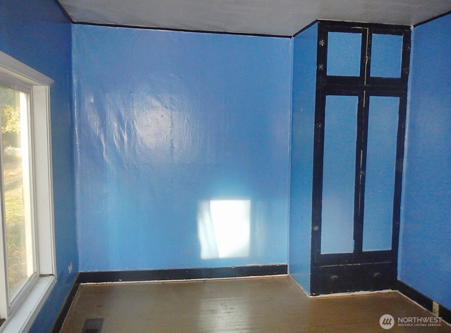 611 North Front Street Dayton, WA 99328 - Photo 19 of 32 a view of an empty room with a window