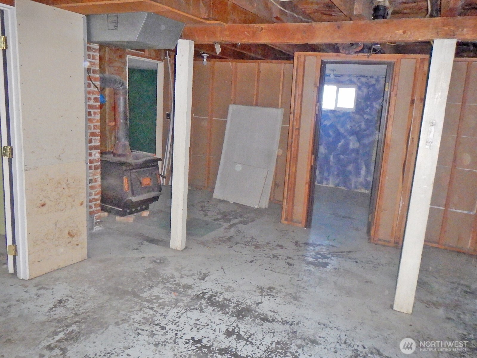 611 North Front Street Dayton, WA 99328 - Photo 23 of 32 an empty room with sliding door and wooden floor