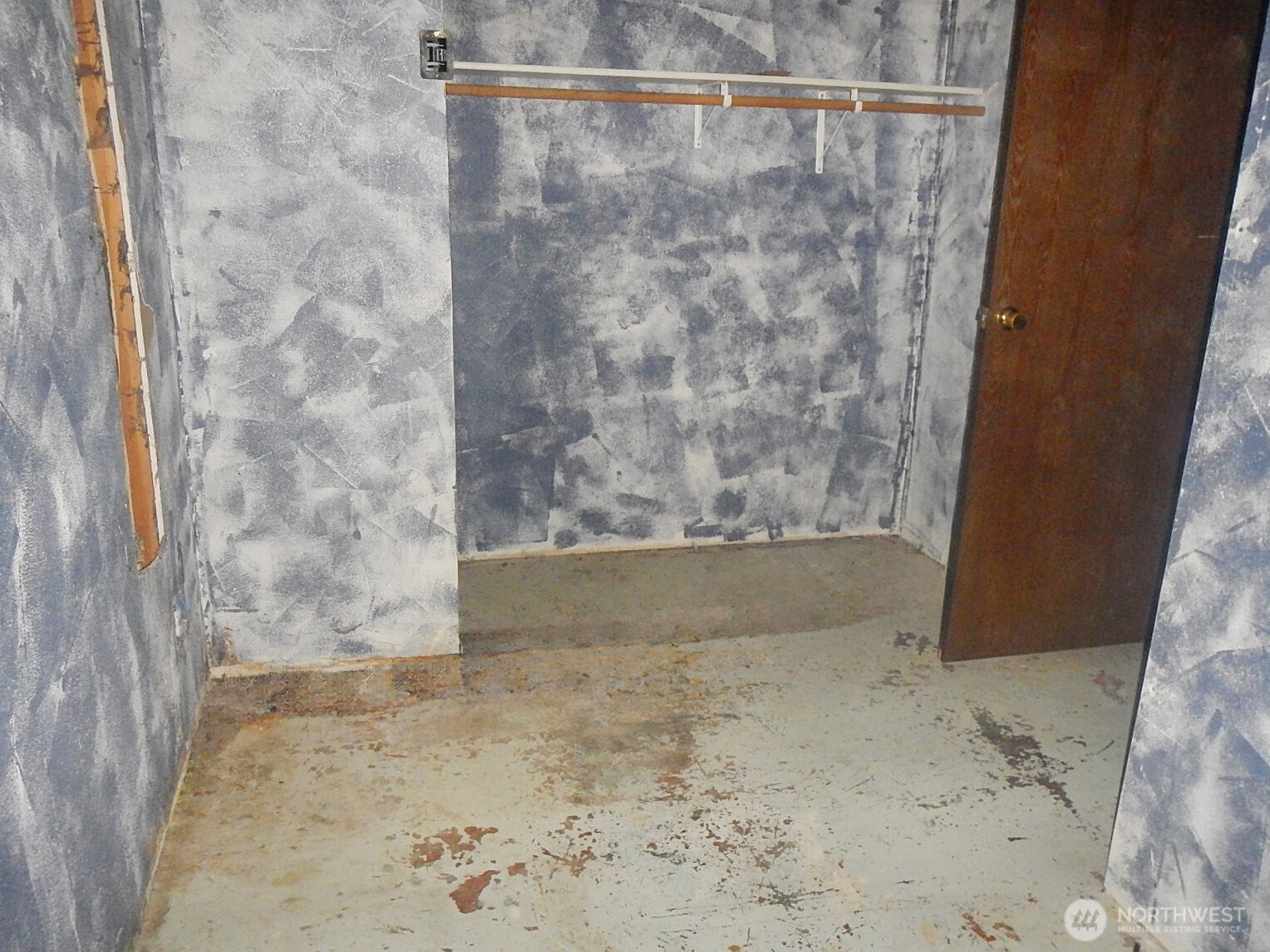 611 North Front Street Dayton, WA 99328 - Photo 25 of 32 a view of a bathroom shower