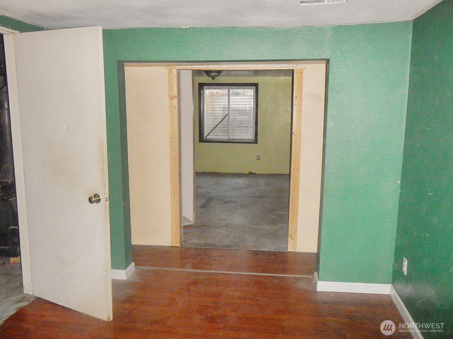 611 North Front Street Dayton, WA 99328 - Photo 27 of 32 an empty room with window