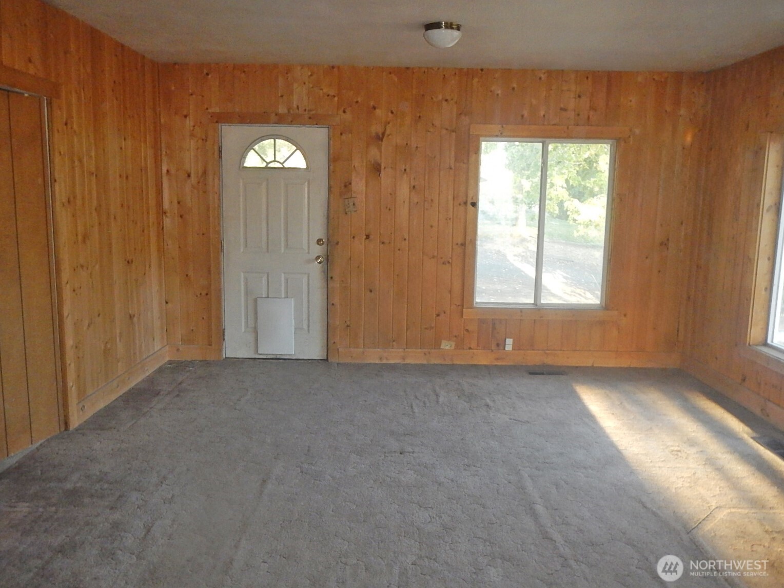 611 North Front Street Dayton, WA 99328 - Photo 10 of 32 an empty room with windows