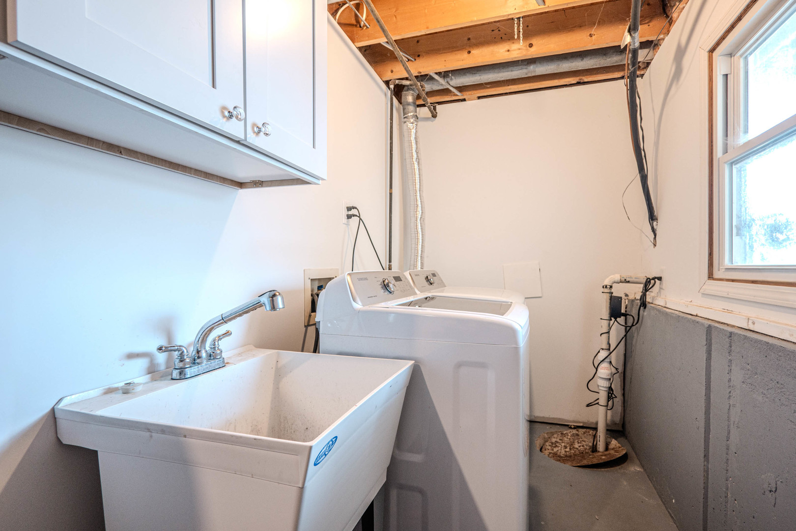965 Independence Avenue St. Charles, IL 60174 - Photo 24 of 28 a bathroom with a sink a toilet and a mirror