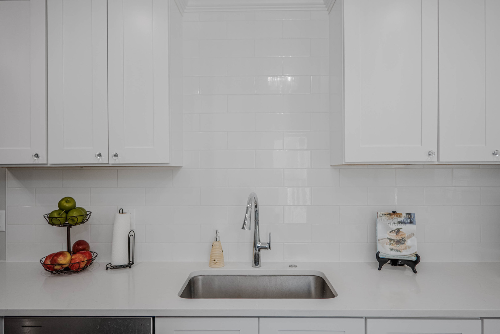965 Independence Avenue St. Charles, IL 60174 - Photo 9 of 28 a bathroom with a sink