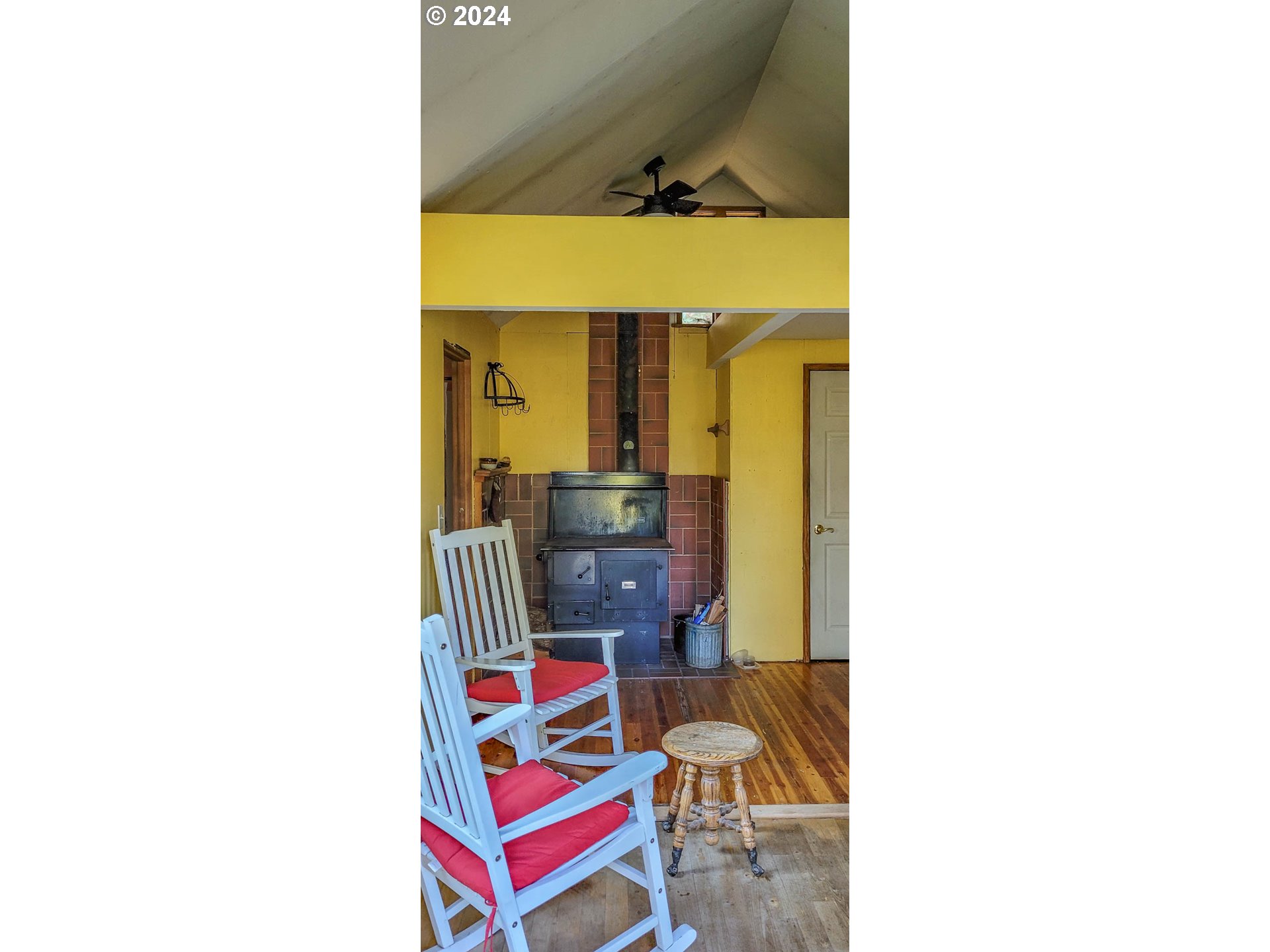 4240 Green Valley Road Oakland, OR 97462 - Photo 5 of 21 Gallery Image 5