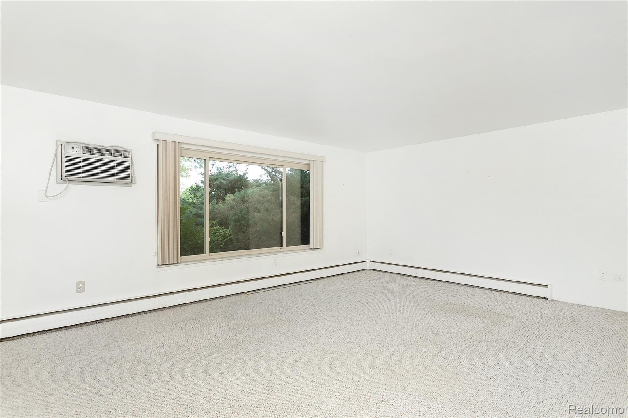 2655 East Maple Road, Unit 1 Birmingham, MI 48009 - Photo 10 of 17 Living room