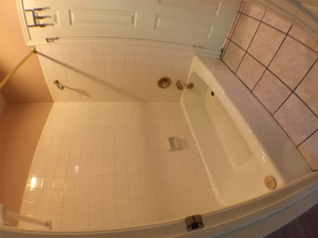 2100 San Gabriel Street, Unit 103 Austin, TX 78705 - Photo 13 of 20 a bathroom with a bathtub