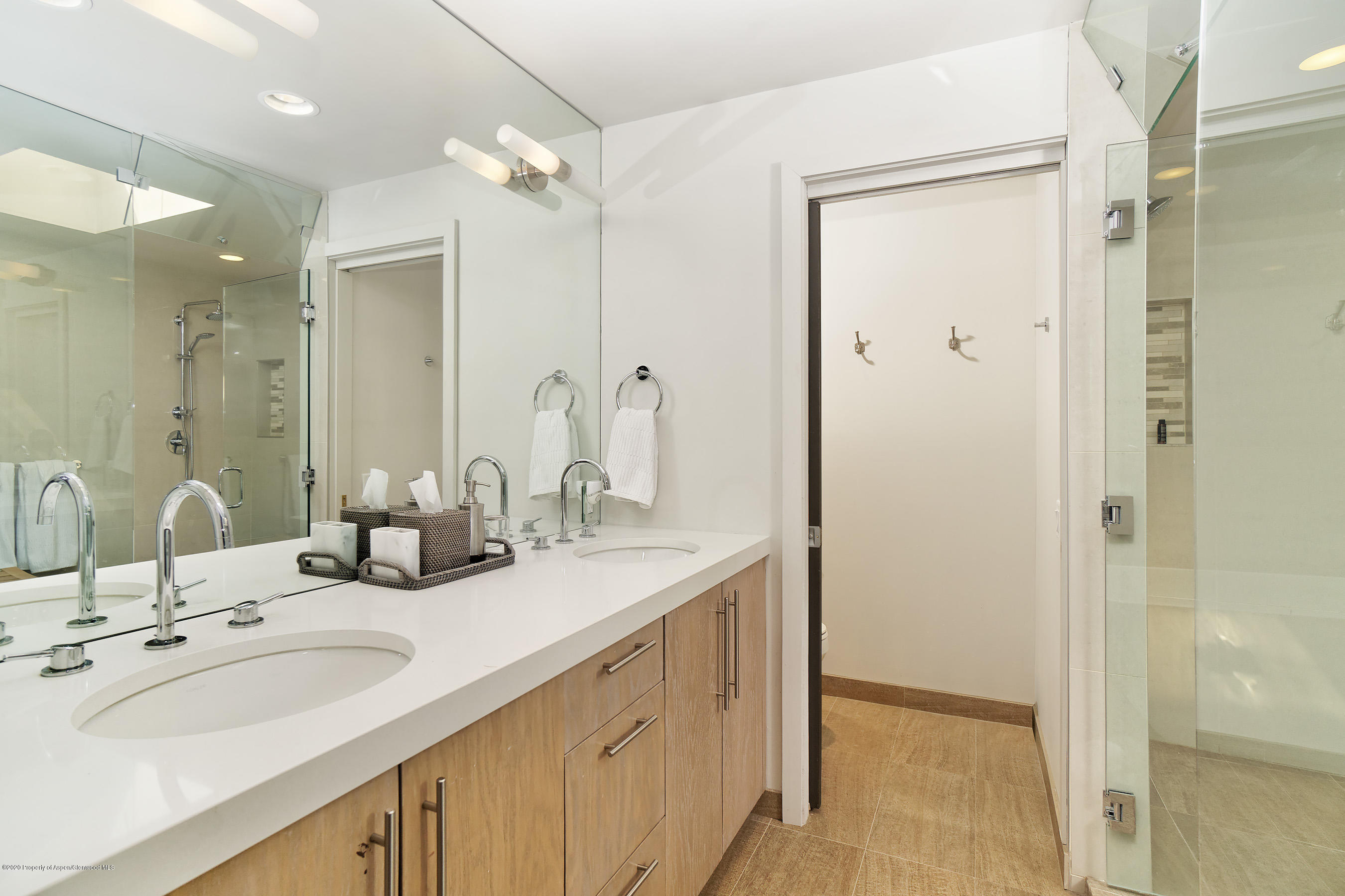810 Ridge Road, Unit 6 Snowmass Village, CO 81615 - Photo 12 of 33 a bathroom with double vanity sinks and a mirror