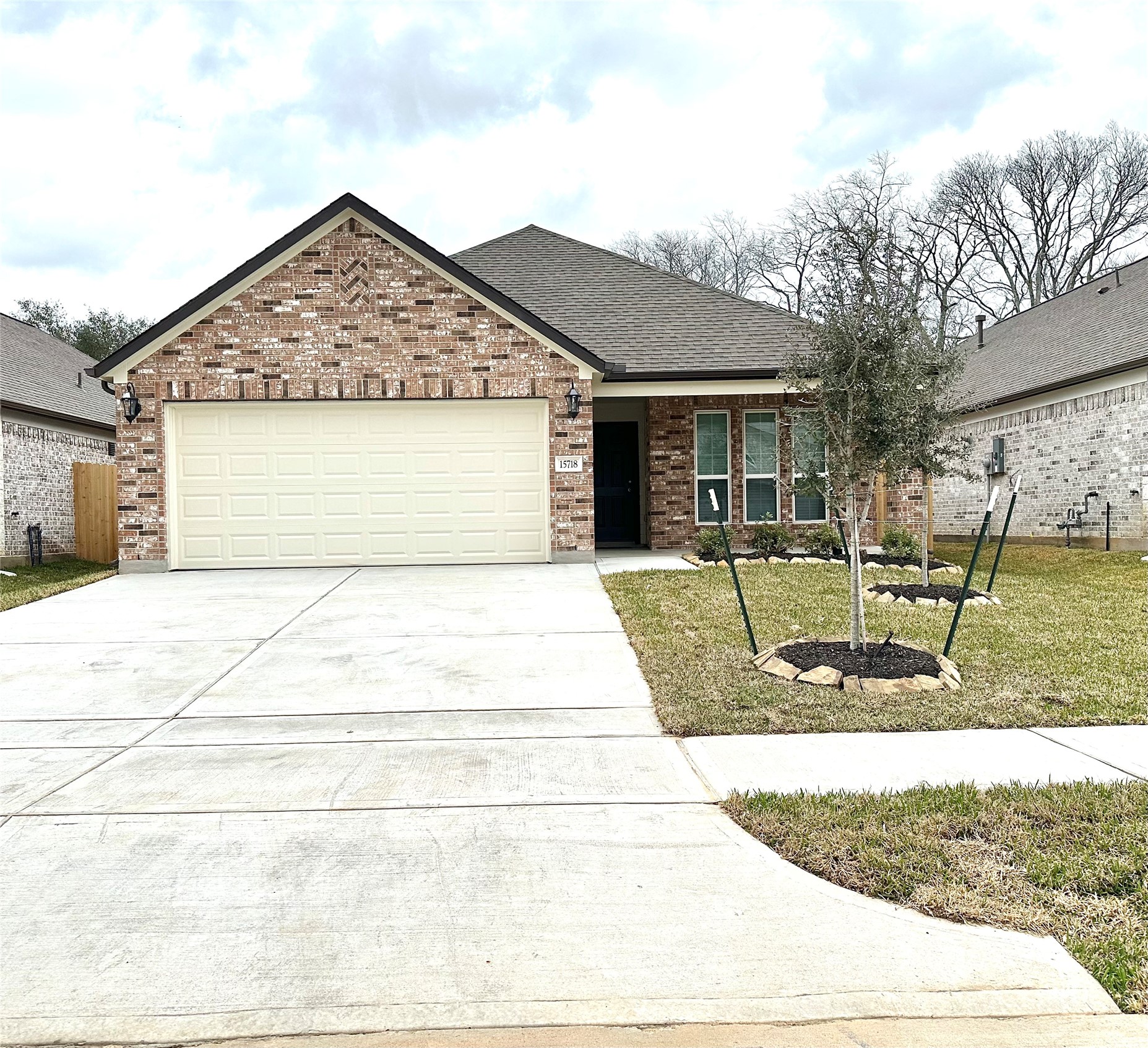 Beautiful 4-brick side 1-story house with the covered front porch.
