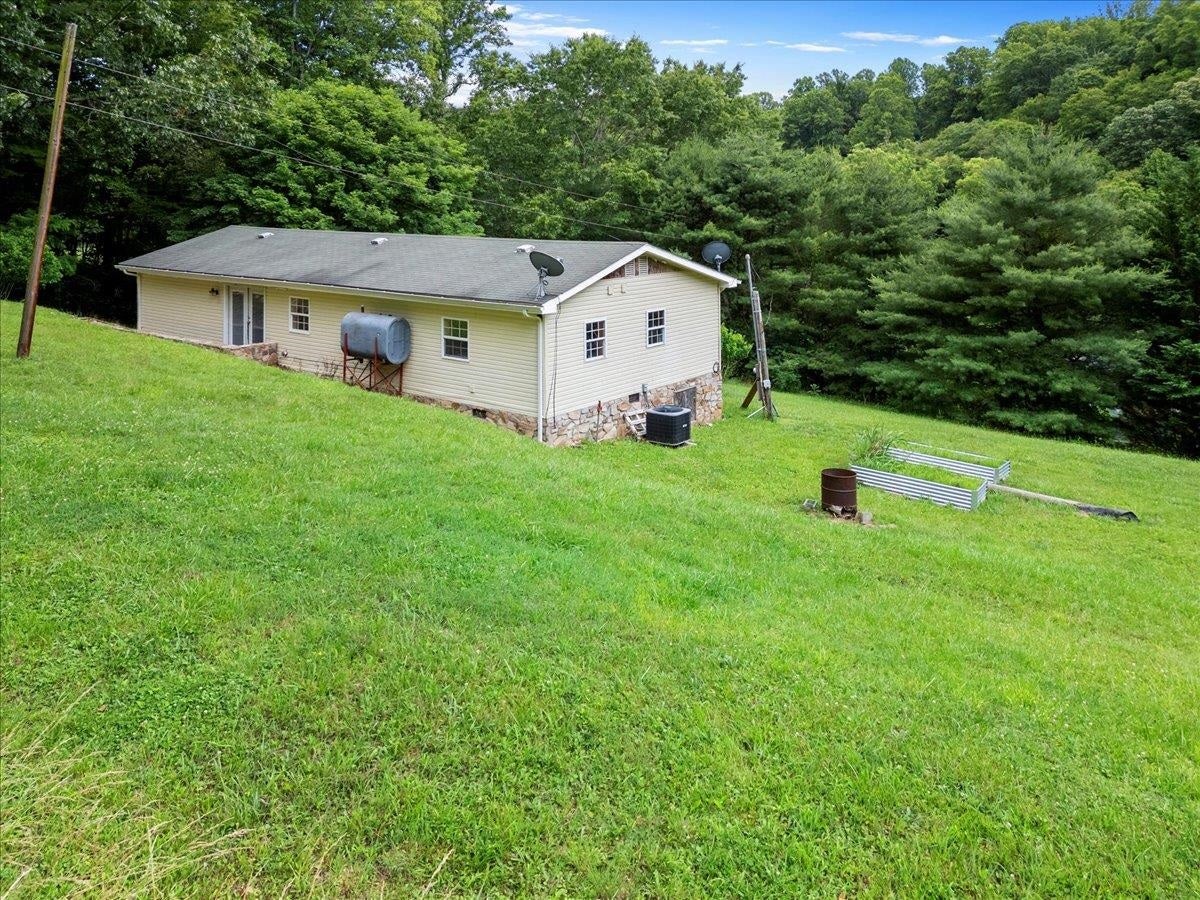 2528 Old Hurst Road Hiwassee, VA 24347 - Photo 8 of 38 Gallery Image 8