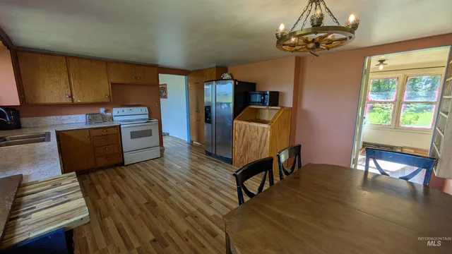 $250,000 | 3700 Highway 8 East Troy Id 83871, Troy, ID 83871