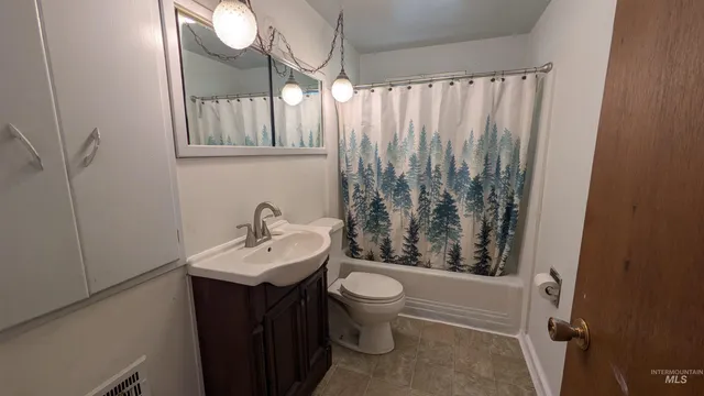 $250,000 | 3700 Highway 8 East Troy Id 83871, Troy, ID 83871