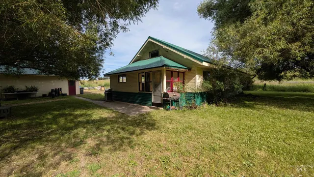 $250,000 | 3700 Highway 8 East Troy Id 83871, Troy, ID 83871