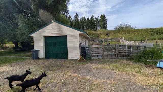 $250,000 | 3700 Highway 8 East Troy Id 83871, Troy, ID 83871