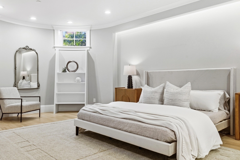 131 St Botolph Street, Unit 1 Boston, MA 02115 - Photo 14 of 29 a bedroom with a bed and a lamp