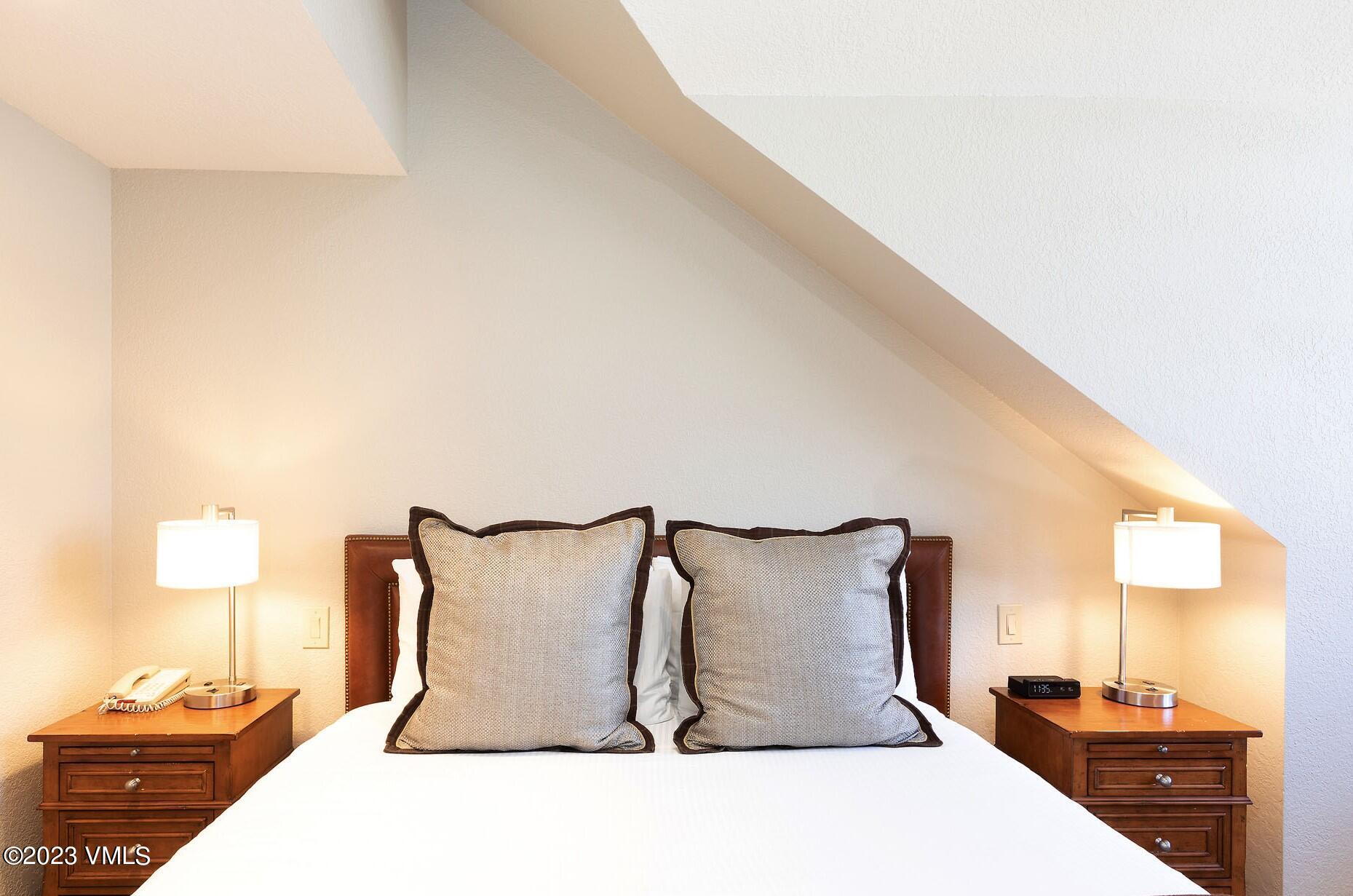 210 Offerson Road, Unit R408 WEEKS 33/34/35 Beaver Creek, CO 81620 - Photo 10 of 28 a bedroom with a bed and a lamp