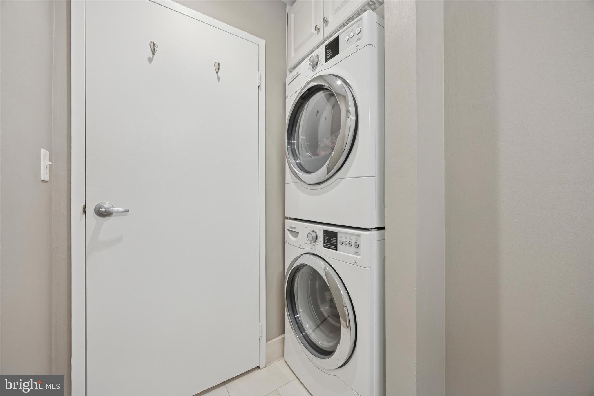 315 New Street, Unit 417 Philadelphia, PA 19106 - Photo 14 of 29 a utility room with dryer and washer