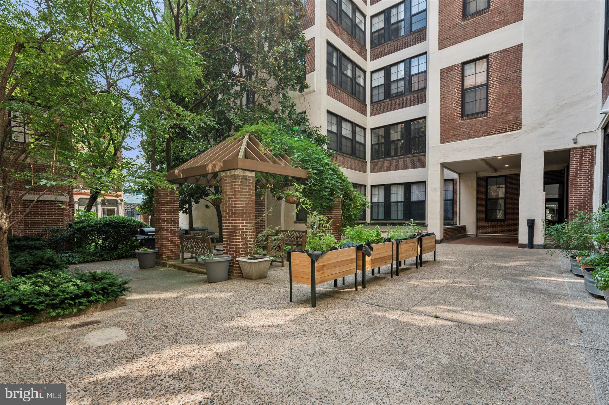 315 New Street, Unit 417 Philadelphia, PA 19106 - Photo 25 of 29 a view of a building with sitting area