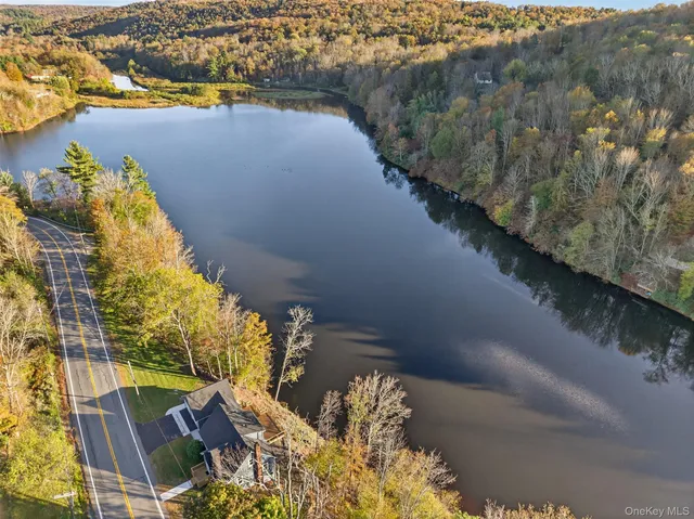 a view of residential houses with outdoor space