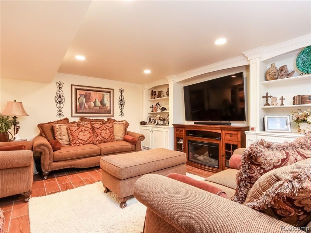 36837 Chesapeake Road Farmington Hills, MI 48335 - Photo 26 of 35