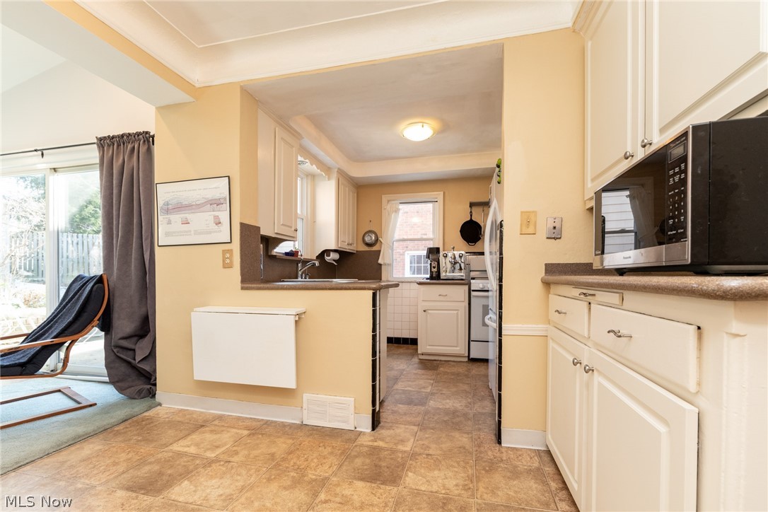 2499 Channing Road Cleveland, OH 44118 - Photo 11 of 34