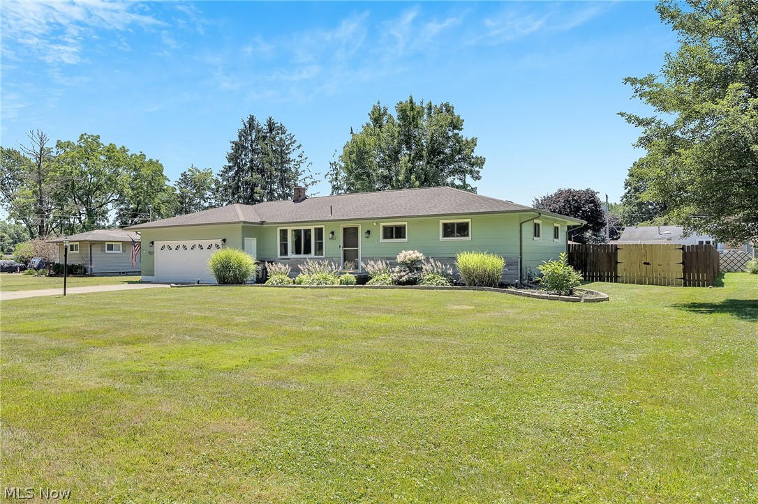 4685 New Road Youngstown, OH 44515 - Photo 2 of 37 Ranch-style home with a garage and a front lawn