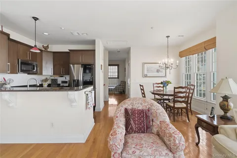 $899,000 | 23 Mariners Walk, Oyster Bay, NY 11771