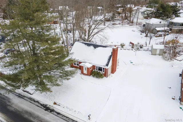 a view of roof and yard