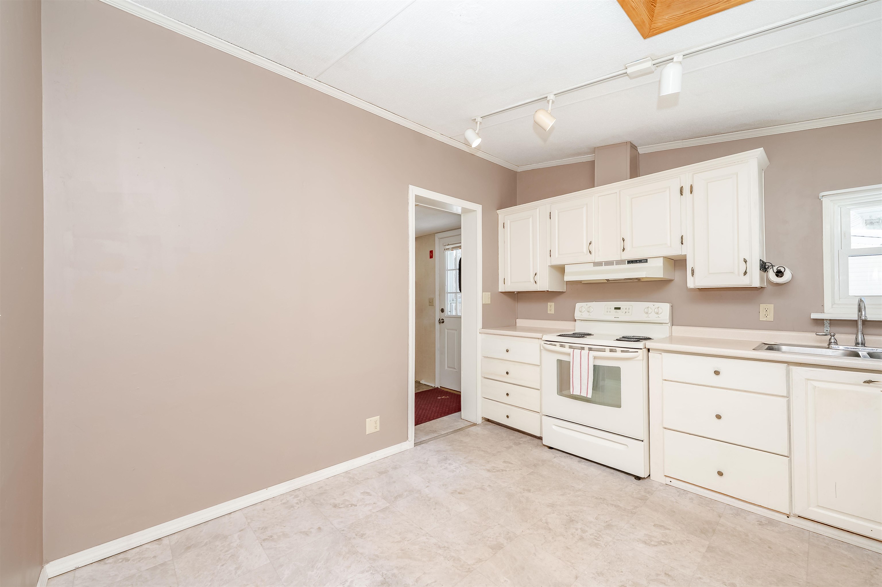 10 York Court Rochester, NH 03868 - Photo 3 of 45