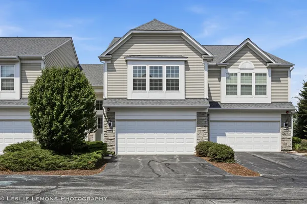 $2,500 | 337 Devoe Drive, Unit 337, Oswego, IL 60543