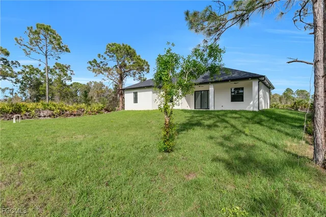 a view of a house with a yard
