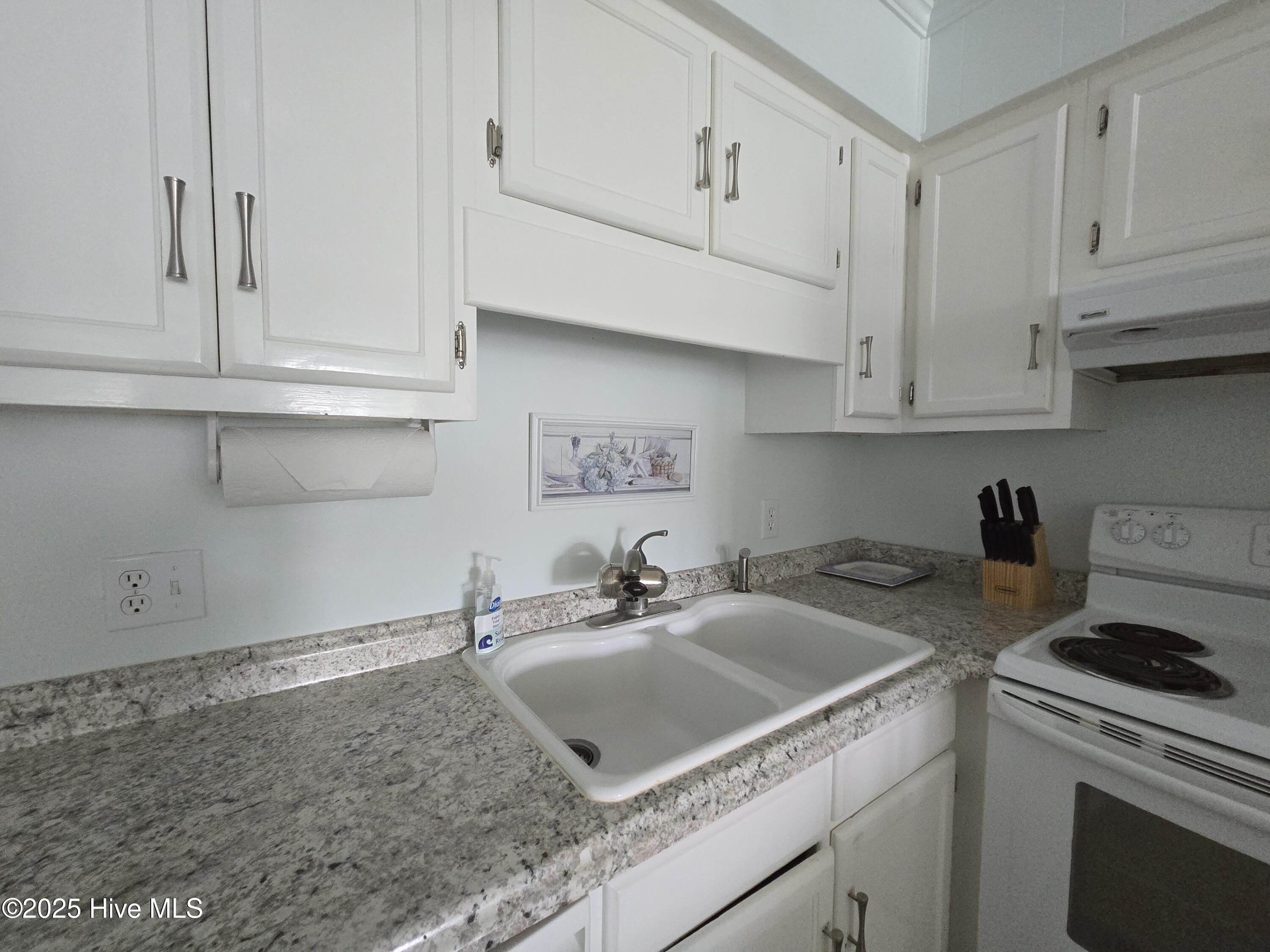 301 Commerce Way, Unit 104 Atlantic Beach, NC 28512 - Photo 9 of 33 Kitchen