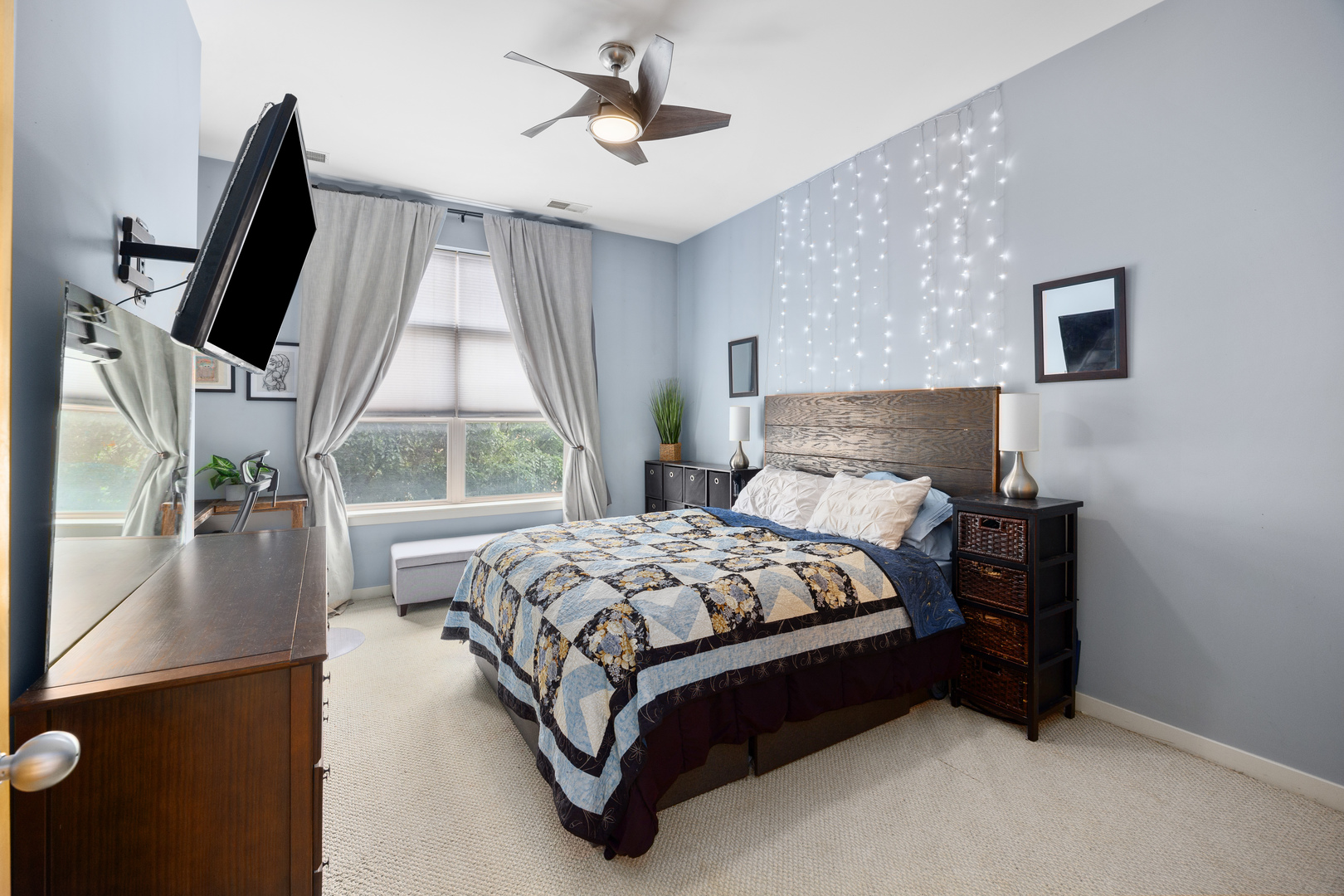 1910 South State Street, Unit 305 Chicago, IL 60616 - Photo 10 of 17 a bed sitting in a bedroom next to a window