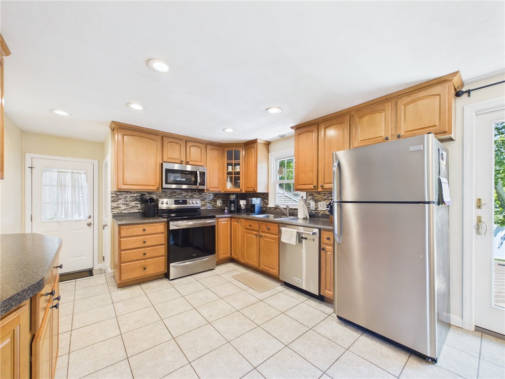 205 Baldwin Road Warwick, RI 02886 - Photo 12 of 37