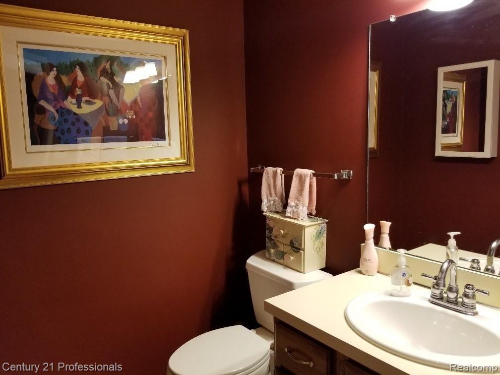 662 Tennyson, Unit 25 Rochester, MI 48307 - Photo 10 of 16 Powder Room.jpg