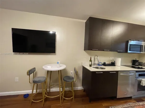 $1,950 | 1560 Pennsylvania Avenue, Unit 217, Miami Beach, FL 33139