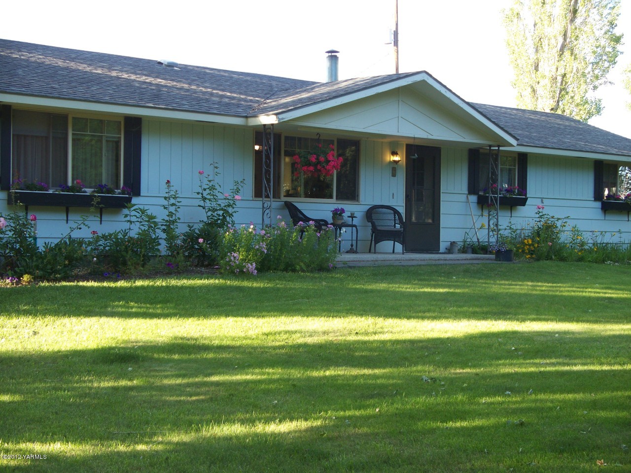 290 Beane Road Moxee, WA 98936 - Photo 1 of 19 a front view of a house with garden and porch