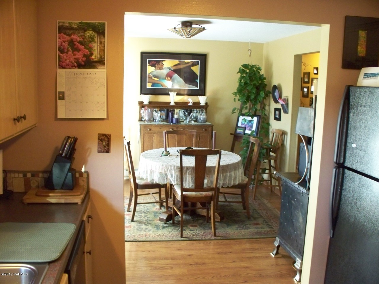 290 Beane Road Moxee, WA 98936 - Photo 11 of 19 a dining room with furniture and a floor to ceiling window