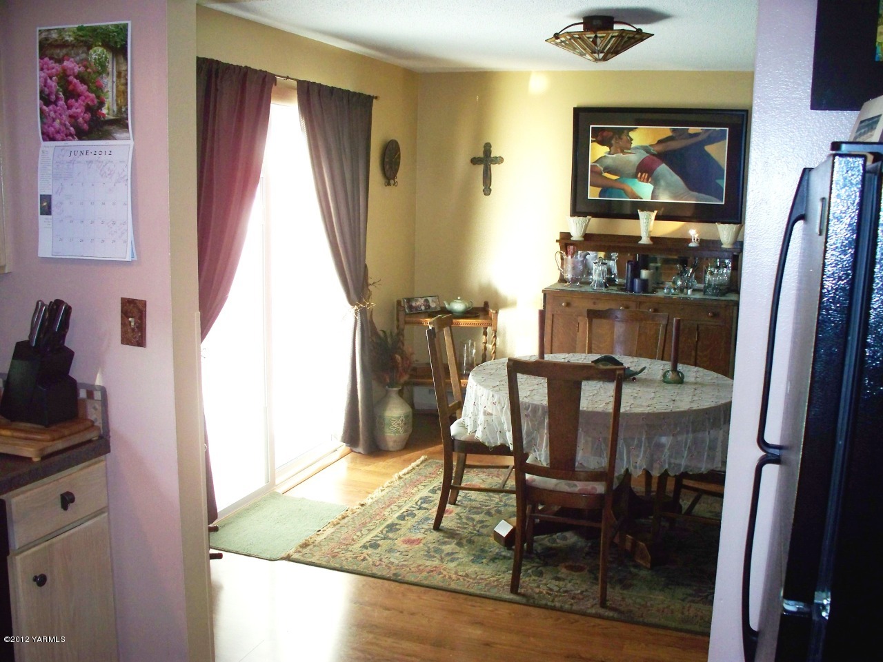 290 Beane Road Moxee, WA 98936 - Photo 13 of 19 a living room with furniture and a window