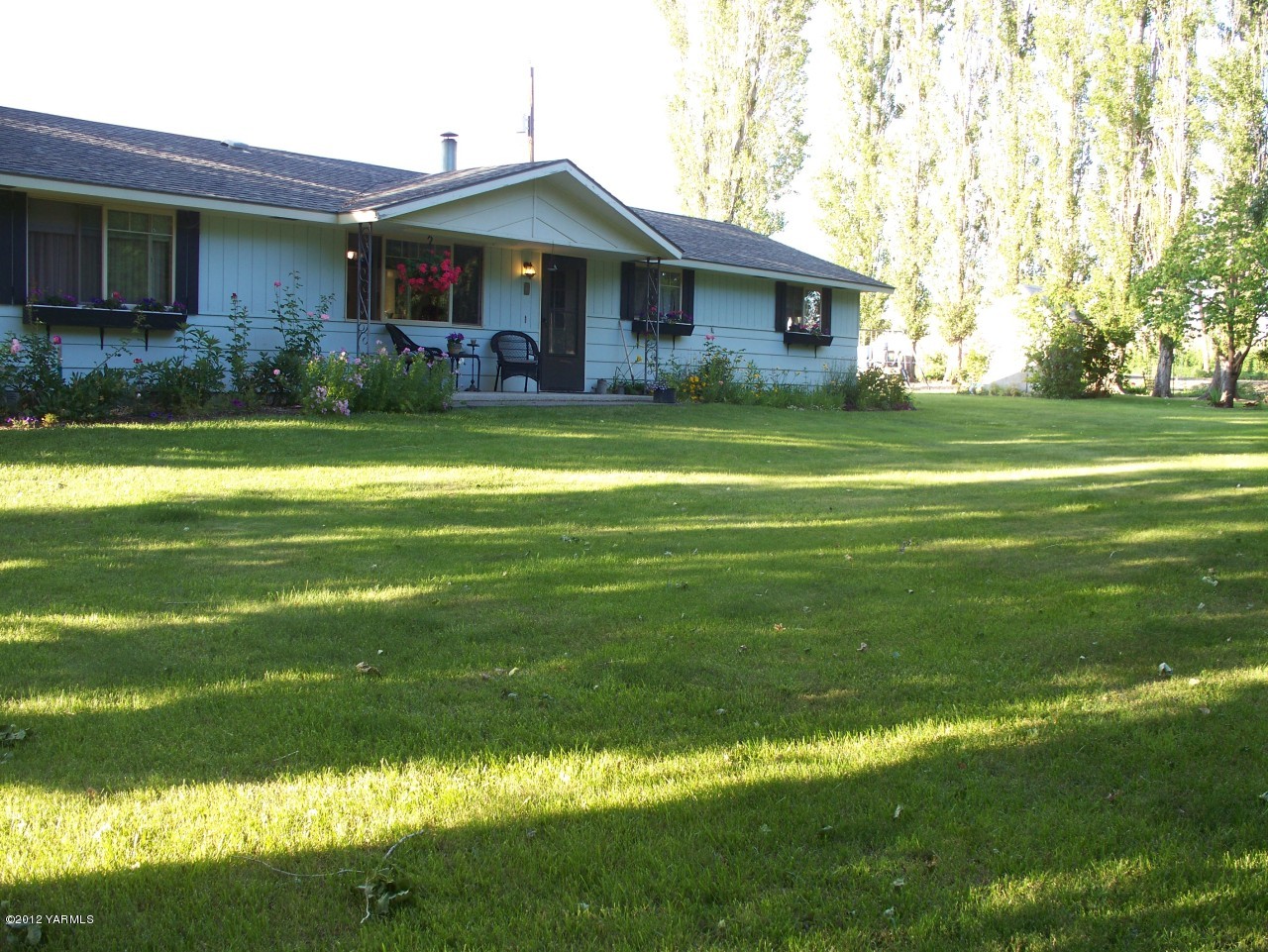 290 Beane Road Moxee, WA 98936 - Photo 15 of 19 a front view of a house with a garden