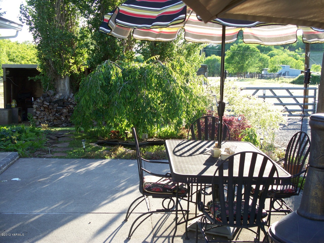 290 Beane Road Moxee, WA 98936 - Photo 18 of 19 a view of a chairs and table in patio next to a yard