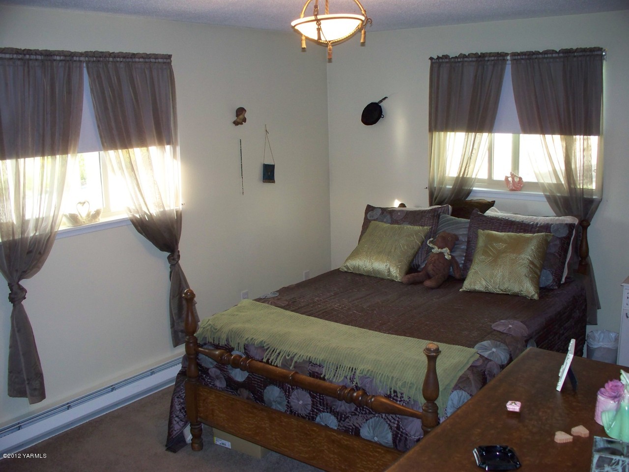 290 Beane Road Moxee, WA 98936 - Photo 4 of 19 a bedroom with a bed and a window