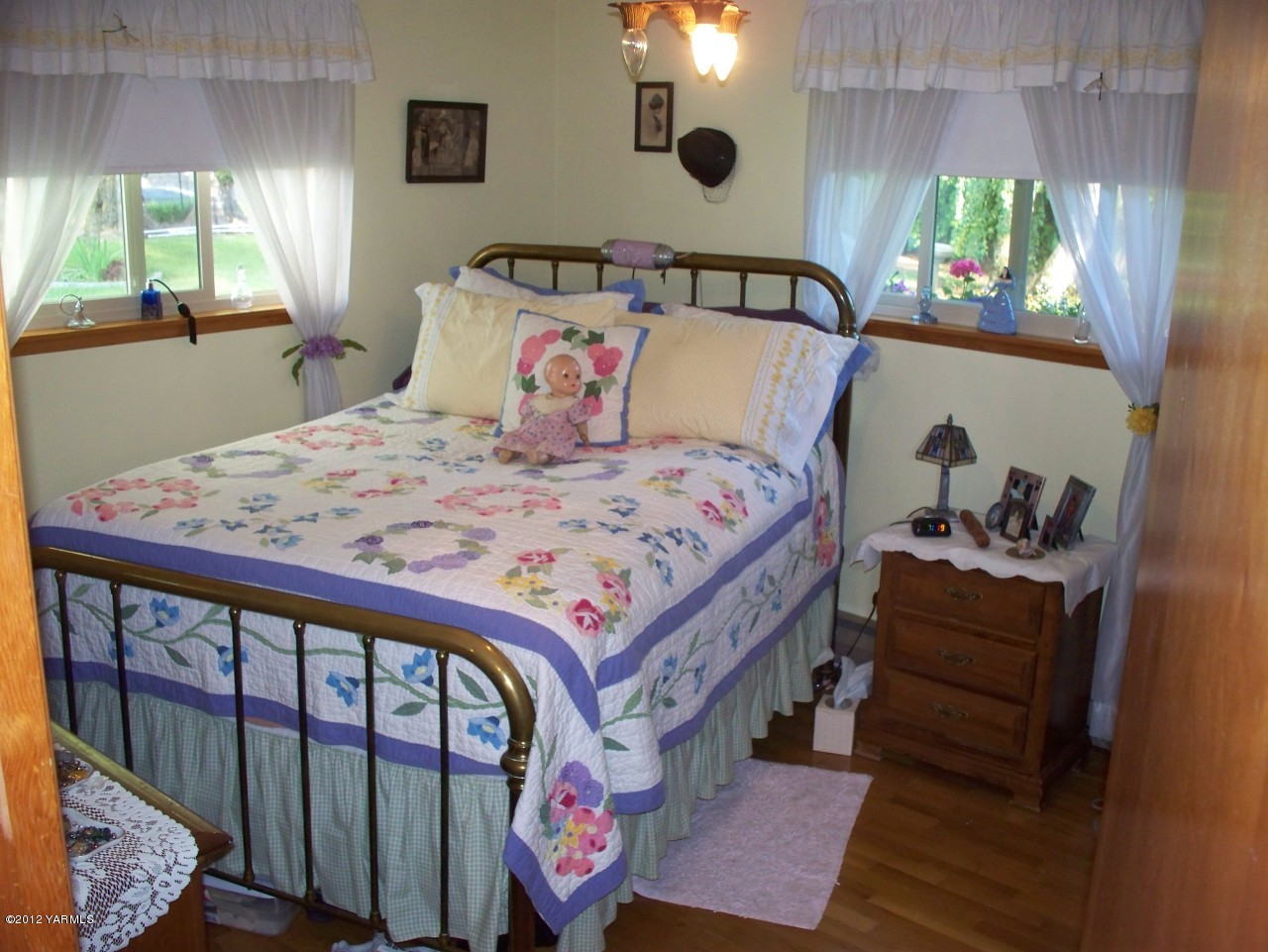 290 Beane Road Moxee, WA 98936 - Photo 5 of 19 a bedroom with a bed and a window