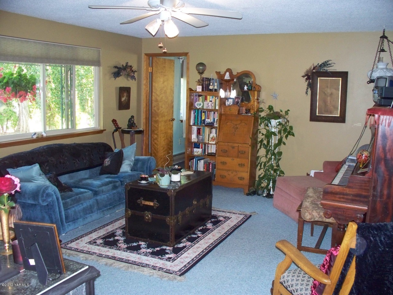 290 Beane Road Moxee, WA 98936 - Photo 7 of 19 a living room with furniture and a fireplace