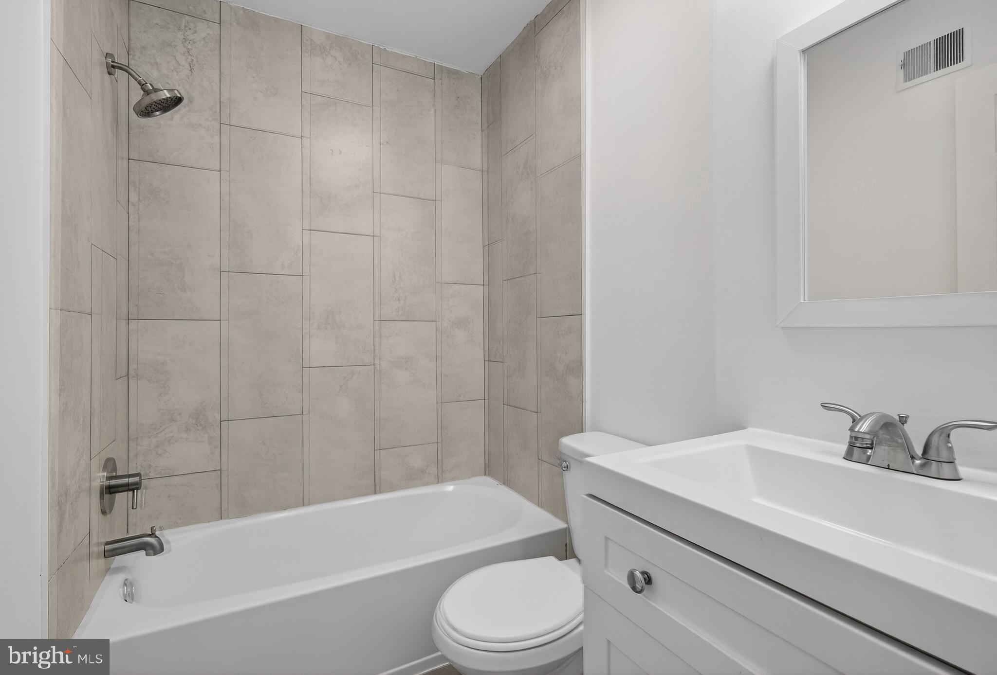 6476 Franconia Court Springfield, VA 22150 - Photo 29 of 41 a bathroom with a sink toilet and bathtub